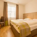 Unter Den Linden 4*