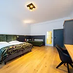 Unter Den Linden 4*