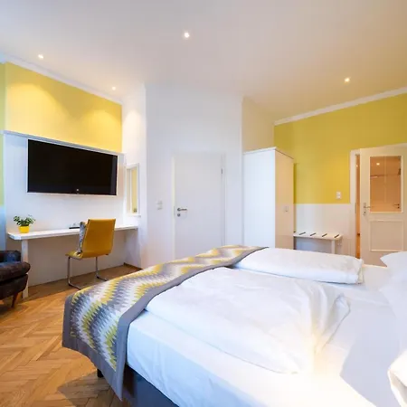 מלון Unter Den Linden 4*