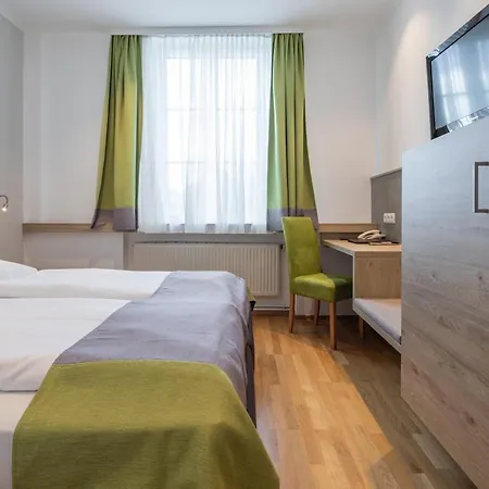 מלון Unter Den Linden 4*