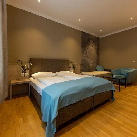 Unter Den Linden 4*
