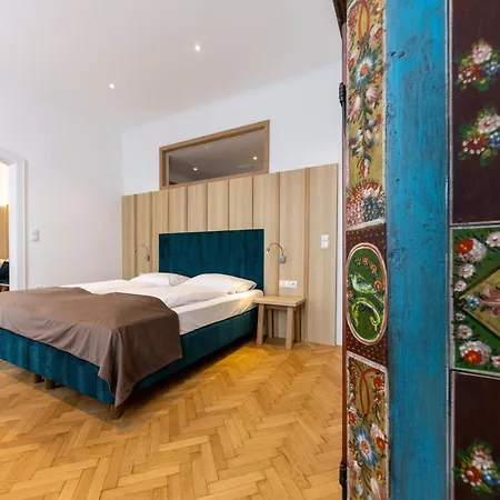 Unter Den Linden קרמס אן דר דונאו