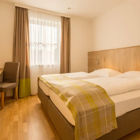Unter Den Linden 4*