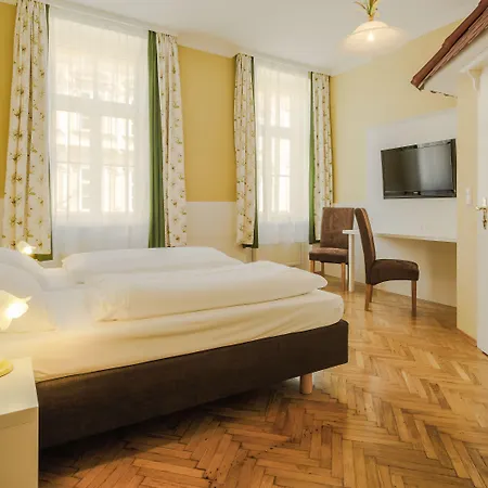 מלון Unter Den Linden 4*