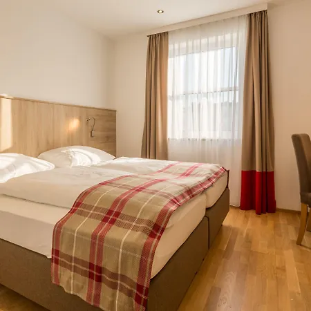 Unter Den Linden קרמס אן דר דונאו