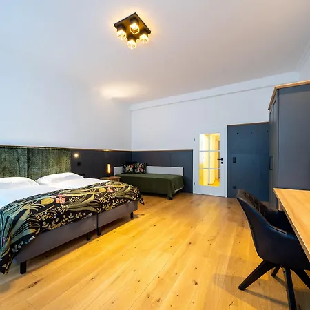 Unter Den Linden 4*