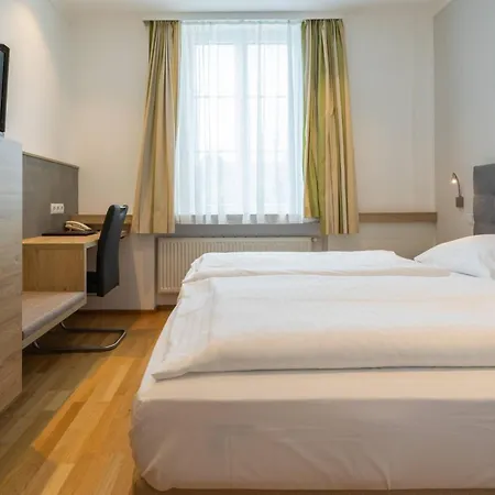 Hotel Unter Den Linden 4*