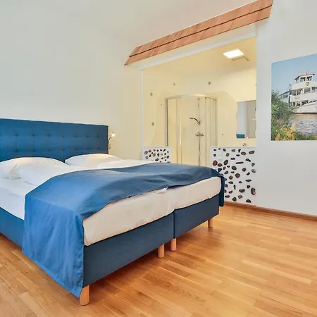 מלון Unter Den Linden 4*